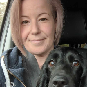 Sarah Lowe, a former ʼһ Dog Grooming student with her dog, a black cocker spaniel.
